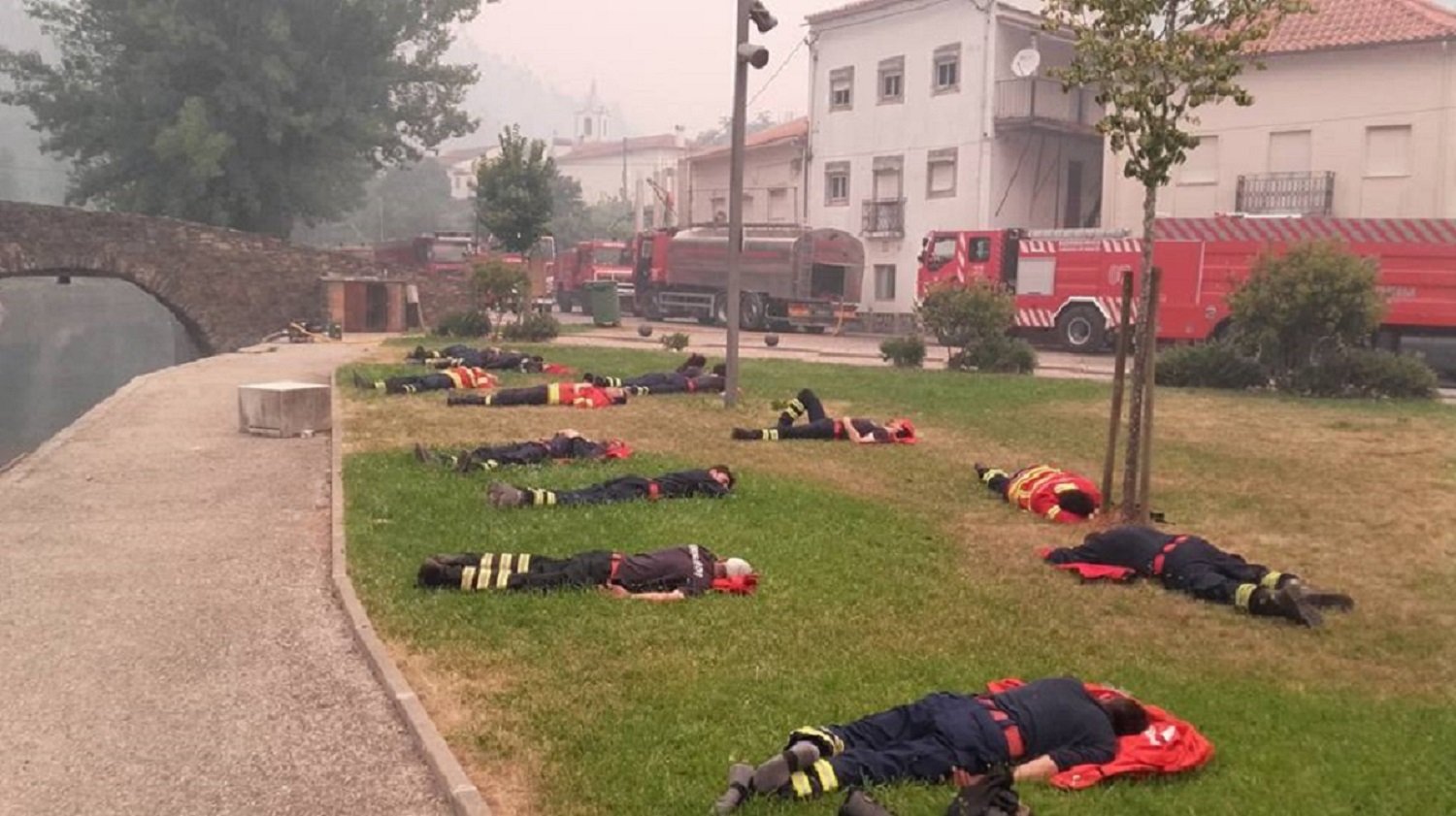 La foto que mostra l'esgotament dels bombers de Portugal