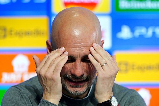 Pep Guardiola manos cabeza rueda prensa EuropaPress