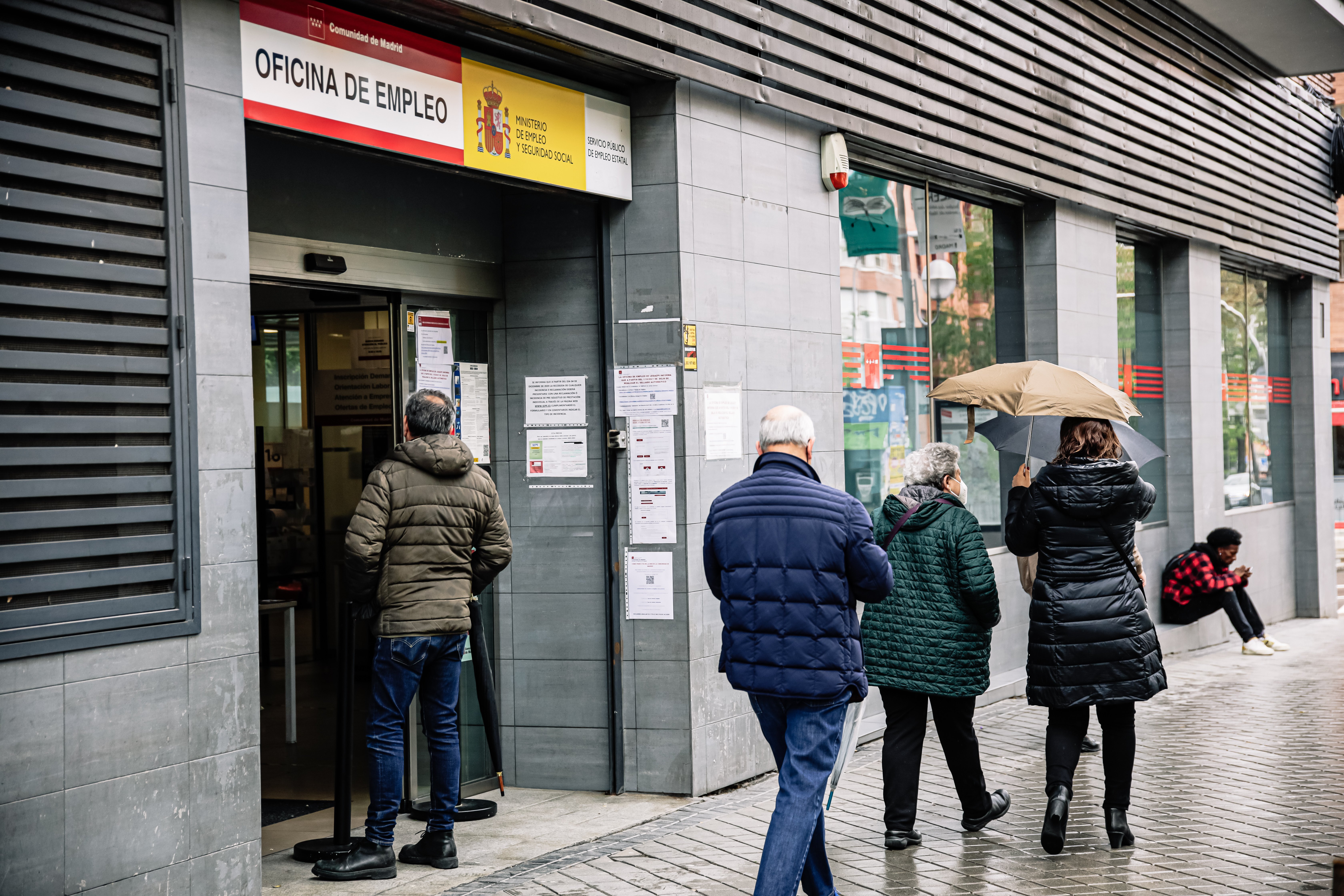 El paro baja en abril con récord de afiliados a la Seguridad Social