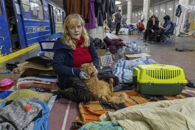 mujer metro kharkiv guerra rusia ucrania efe