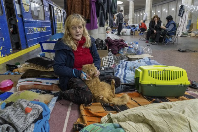 mujer metro kharkiv guerra rusia ucrania efe mujer metro kharkiv guerra rusia ucrania efe