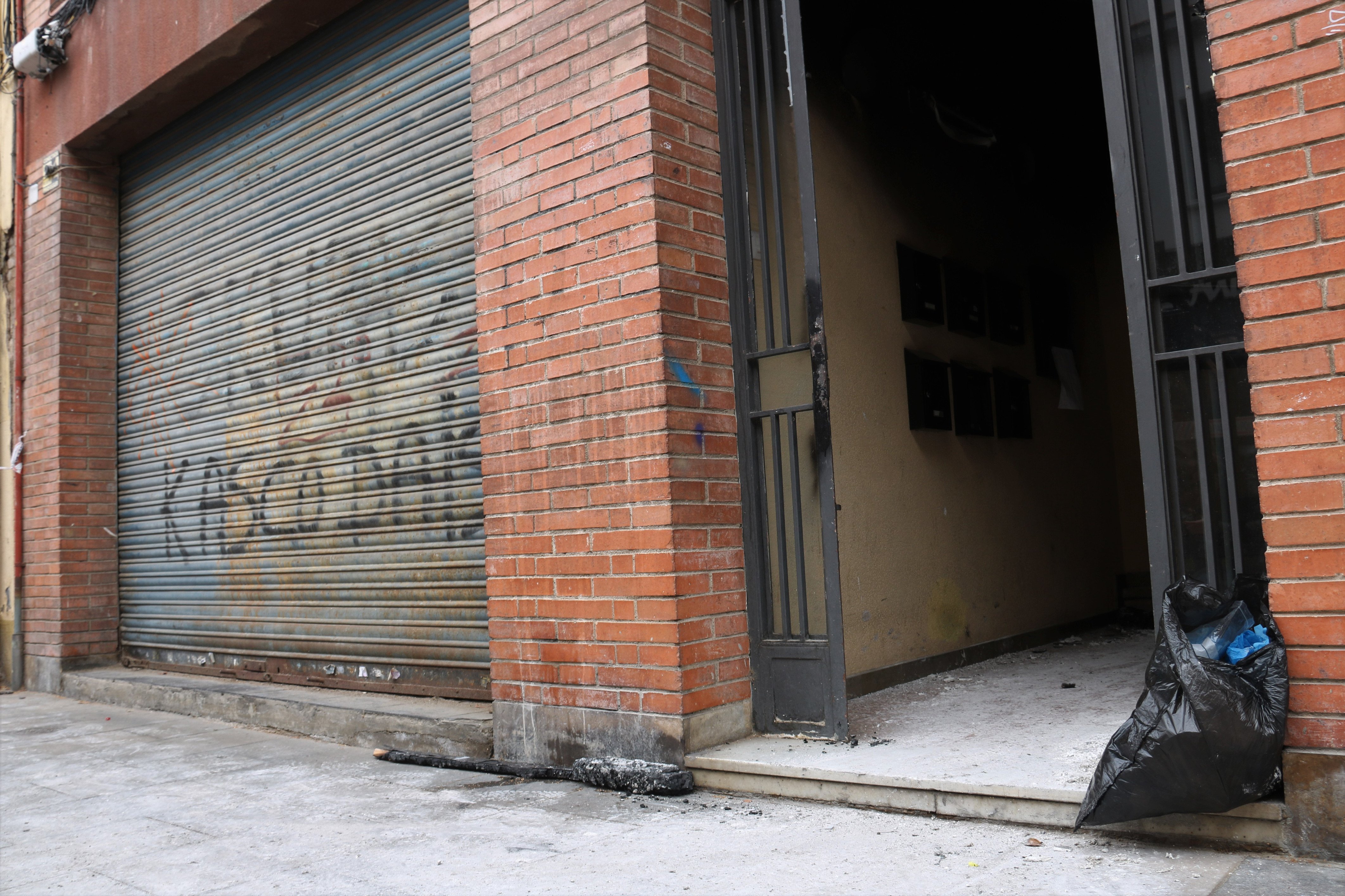 El bloc de l’incendi mortal de Santa Coloma de Gramenet era un polvorí: baralles, amenaces i ocupes