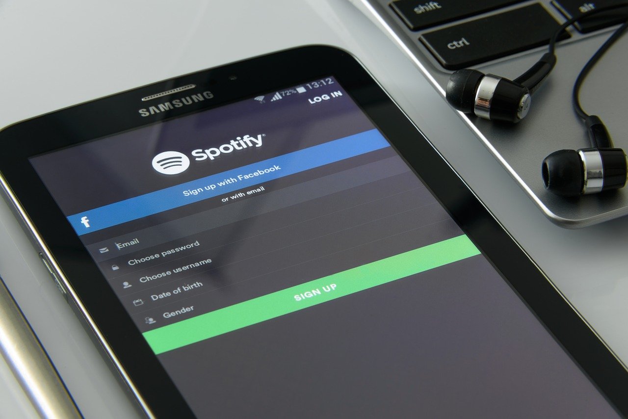 La presión de músicos para que Spotify retire sus podcasts antivacunas