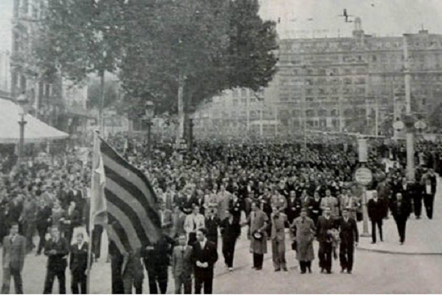Muestra de duelo por|para la muerte de los hermanos Bahía. Plaza Catalunya. Barcelona. Fuente Archivo ElNacional Muestra de duelo por|para la muerte de los hermanos Bahía. Plaza Catalunya. Barcelona. Fuente Archivo ElNacional
