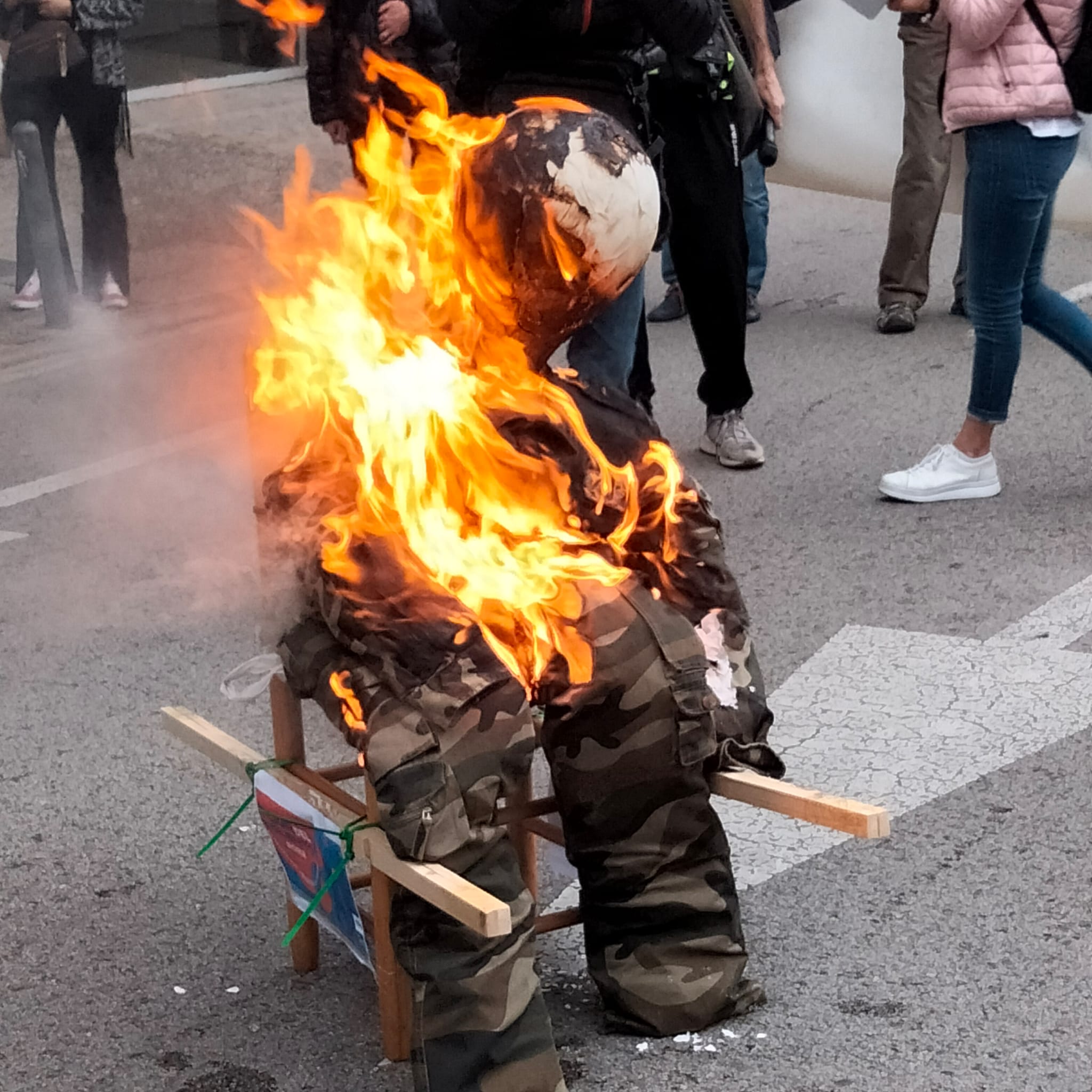 Protesta en Girona contra la monarquía: queman un muñeco de Felipe VI