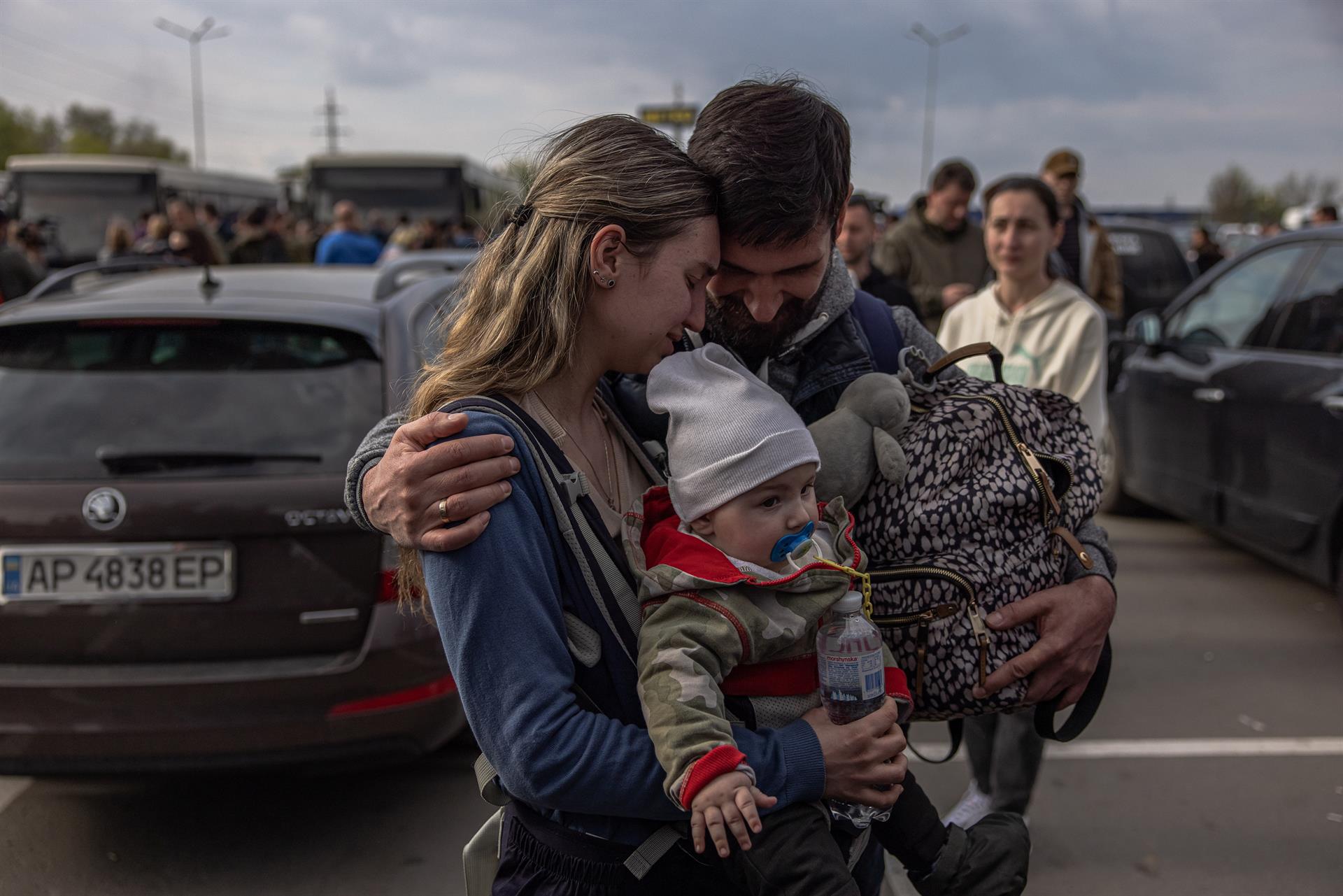 mariupol refugiados planta acero familia efe