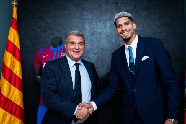 Joan Laporta y Ronald Araujo renovación @ronaldaraujo 4