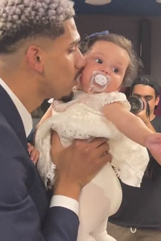 Ronald Araujo besa a su hija Aitana @fcbarcelona Ronald Araujo besa a su hija Aitana @fcbarcelona