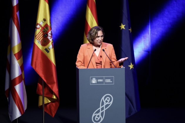 Círculo de economía Ada Colau, atril - foto: Sergi Alcàzar