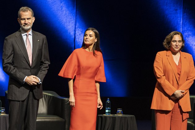 Letizia de naranja como Ada Colau GTRES