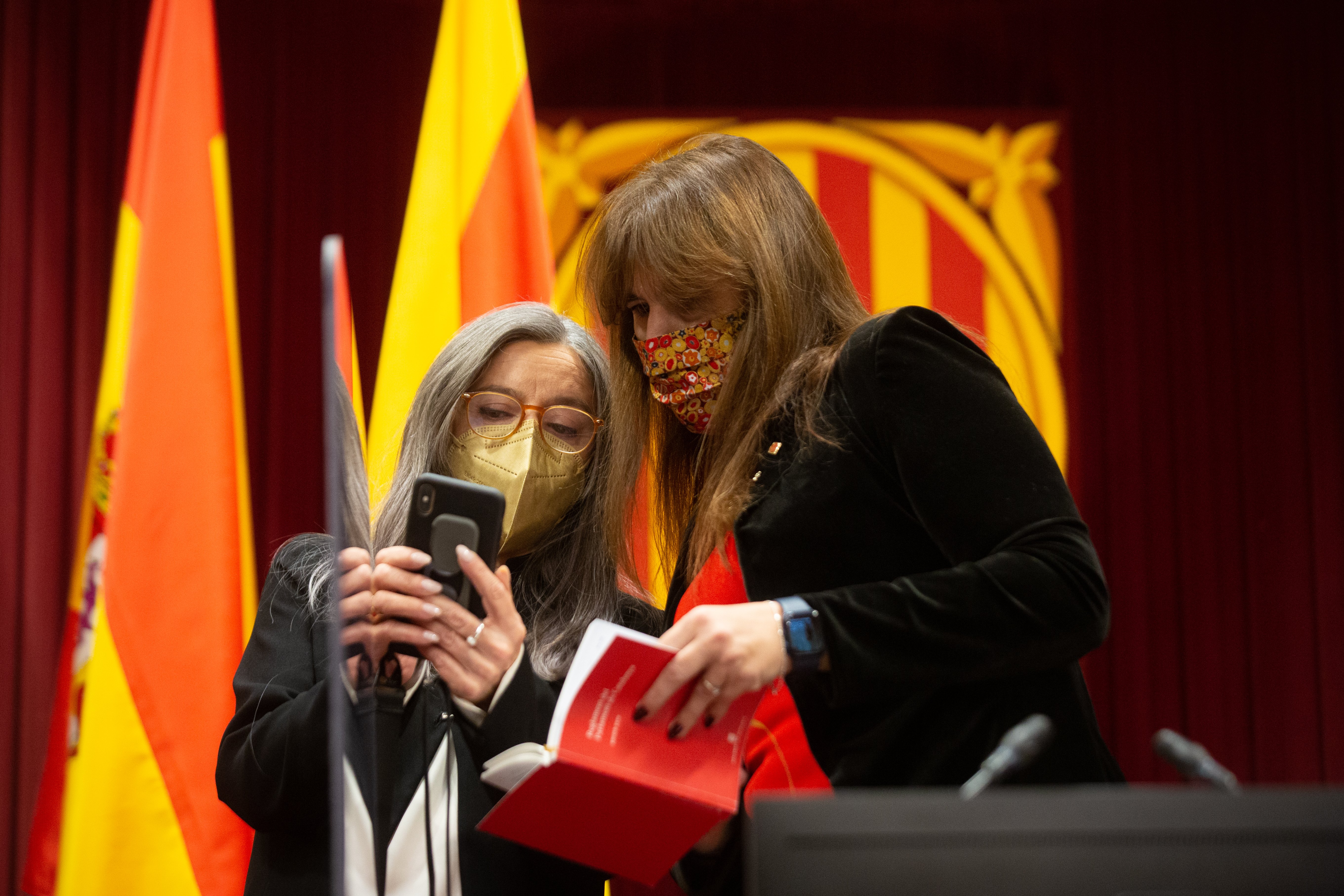 El hijo de la secretaria general del Parlament consigue plaza de ujier