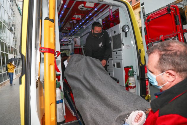 Miguel MArcos trasladando a Belén Esteban ambulancia GTRES