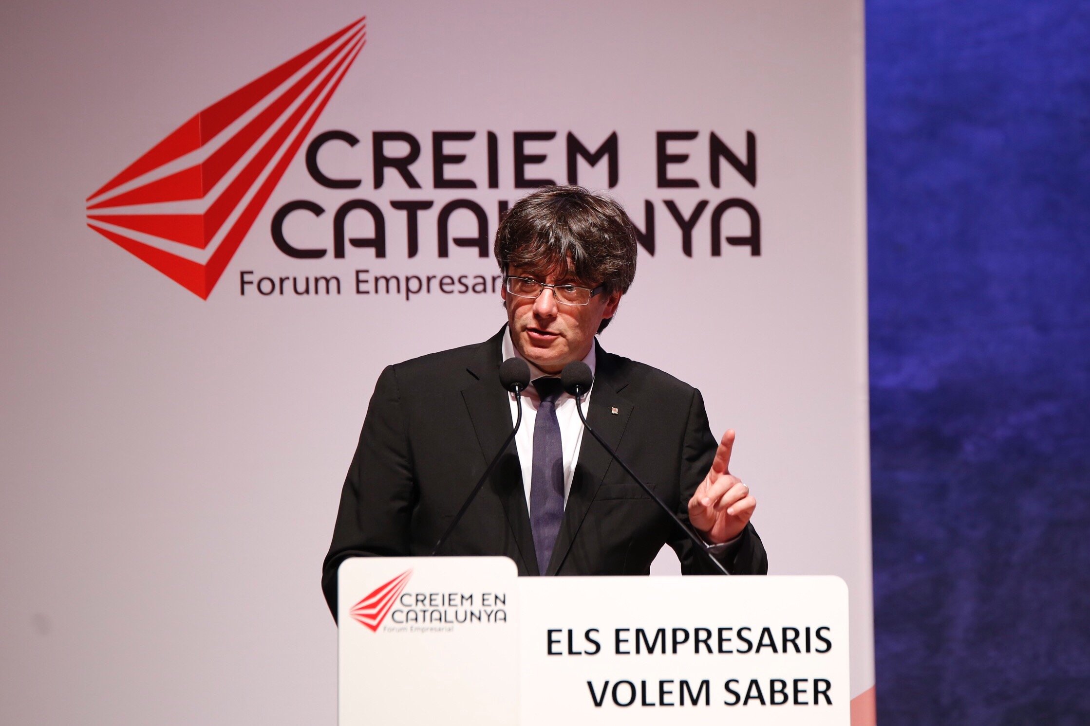 Puigdemont convence al empresariado: "El statu quo es una amenaza"