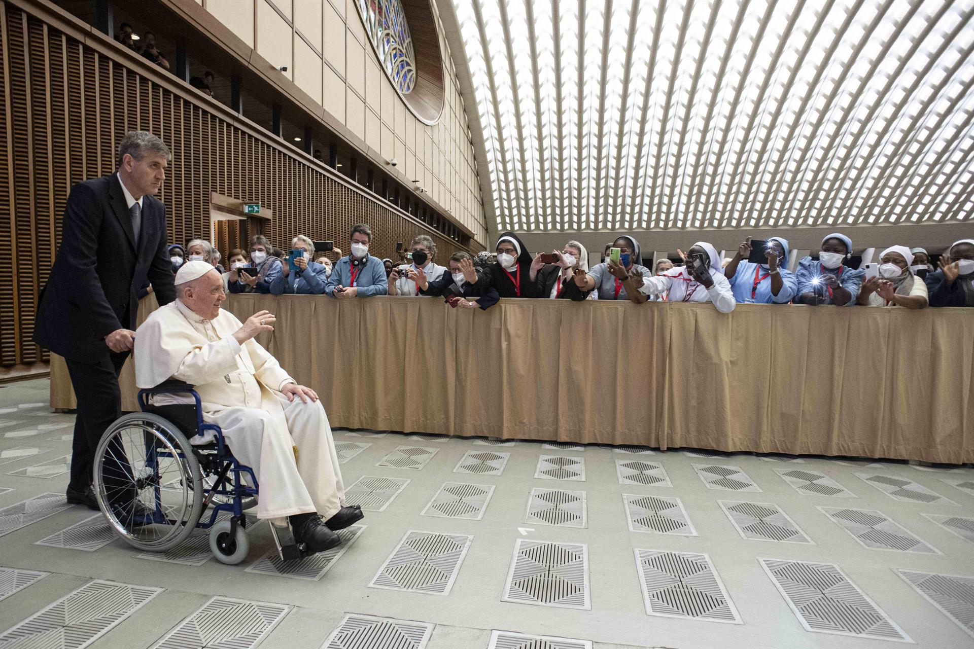 El papa Francesc apareix per primera vegada en cadira de rodes
