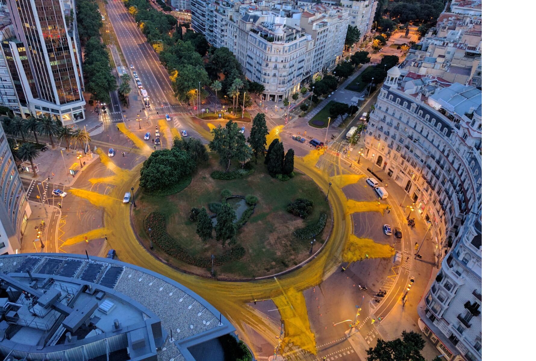Greenpeace pinta un sol gigante en la plaza Francesc Macià de Barcelona