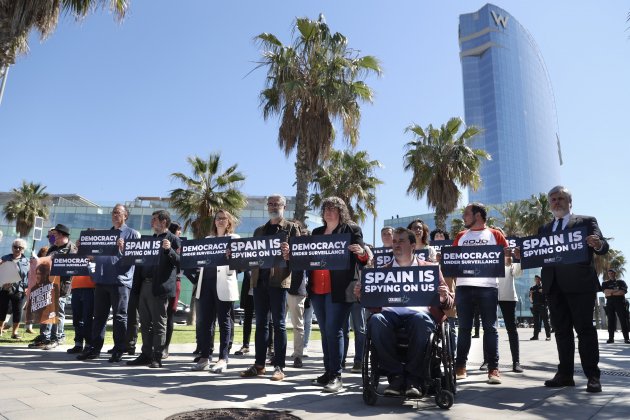 Protesta CatalanGate hotel Vela, Albert Batet, Xavier Antich, Carles Riera - Foto: Montse Giralt Protesta CatalanGate hotel Vela, Albert Batet, Xavier Antich, Carles Riera - Foto: Montse Giralt