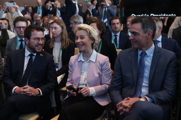Pere Aragonès, Pedro Sánchez, Von der Leyen, círculo economía, Hotel Vela, interior sentados - Foto: Sergi Alcàzar Pere Aragonès, Pedro Sánchez, Von der Leyen, círculo economía, Hotel Vela, interior sentados - Foto: Sergi Alcàzar