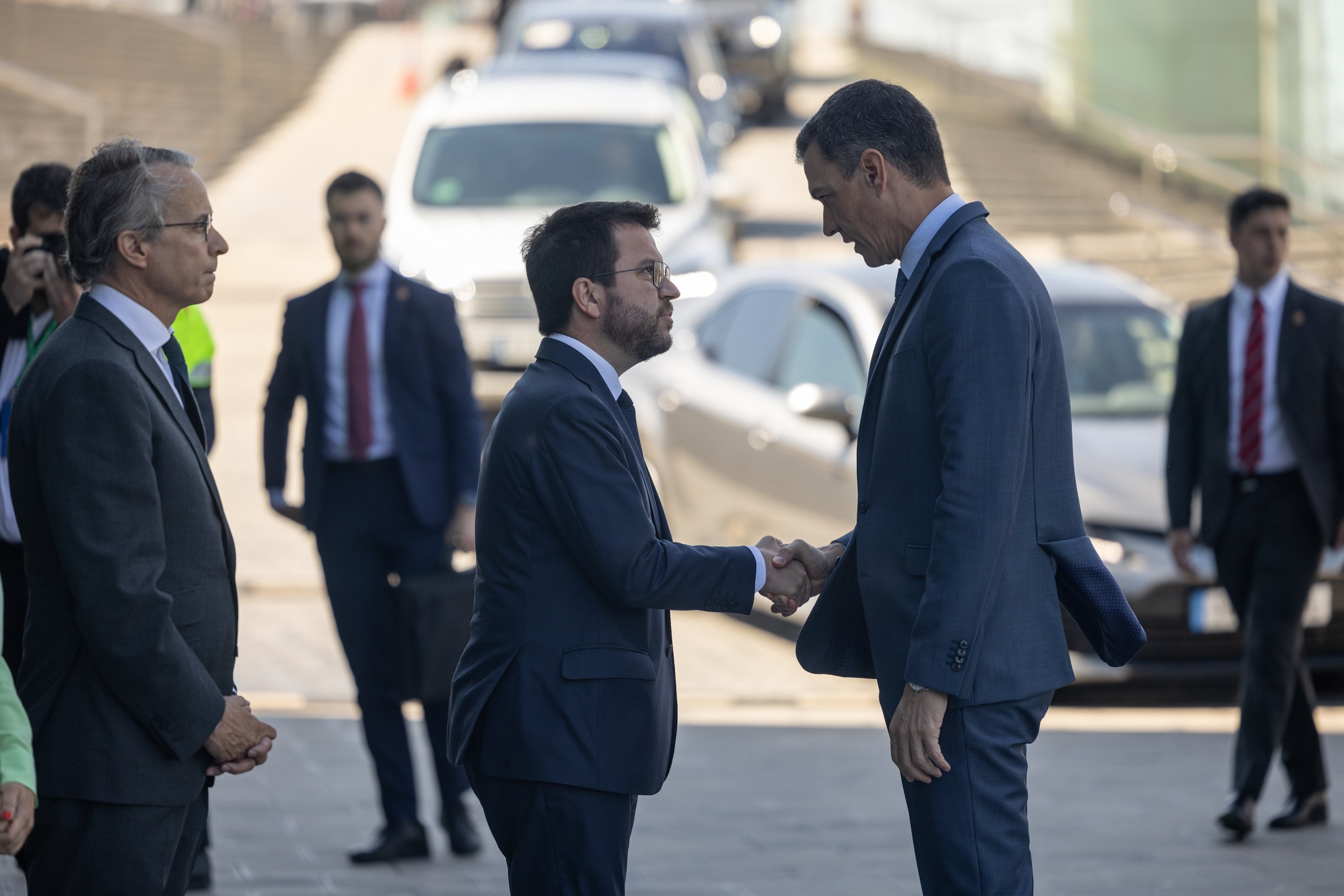 Buena círculo economía saludo Pere Aragonès, Pedro Sánchez Hotel Vela W - Foto: Sergi Alcàzar