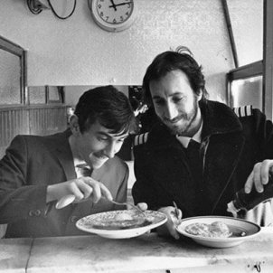 Phil Daniels i Pete Townshend a una pie and mash shop durant un descans al rodatge. Foto: reddit.com