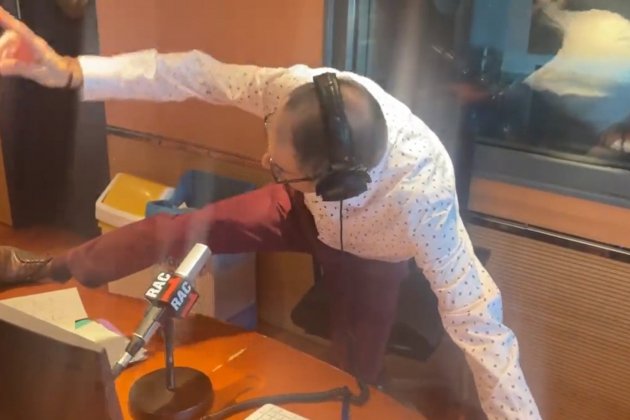 Toni Clapés estiramientos estudio RAC1 Twitter