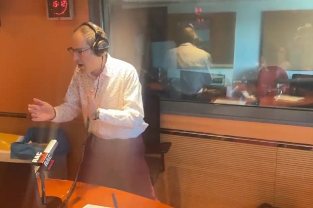 Toni Clapés aplaudiendo estudio RAC1 Twitter Toni Clapés aplaudiendo estudio RAC1 Twitter