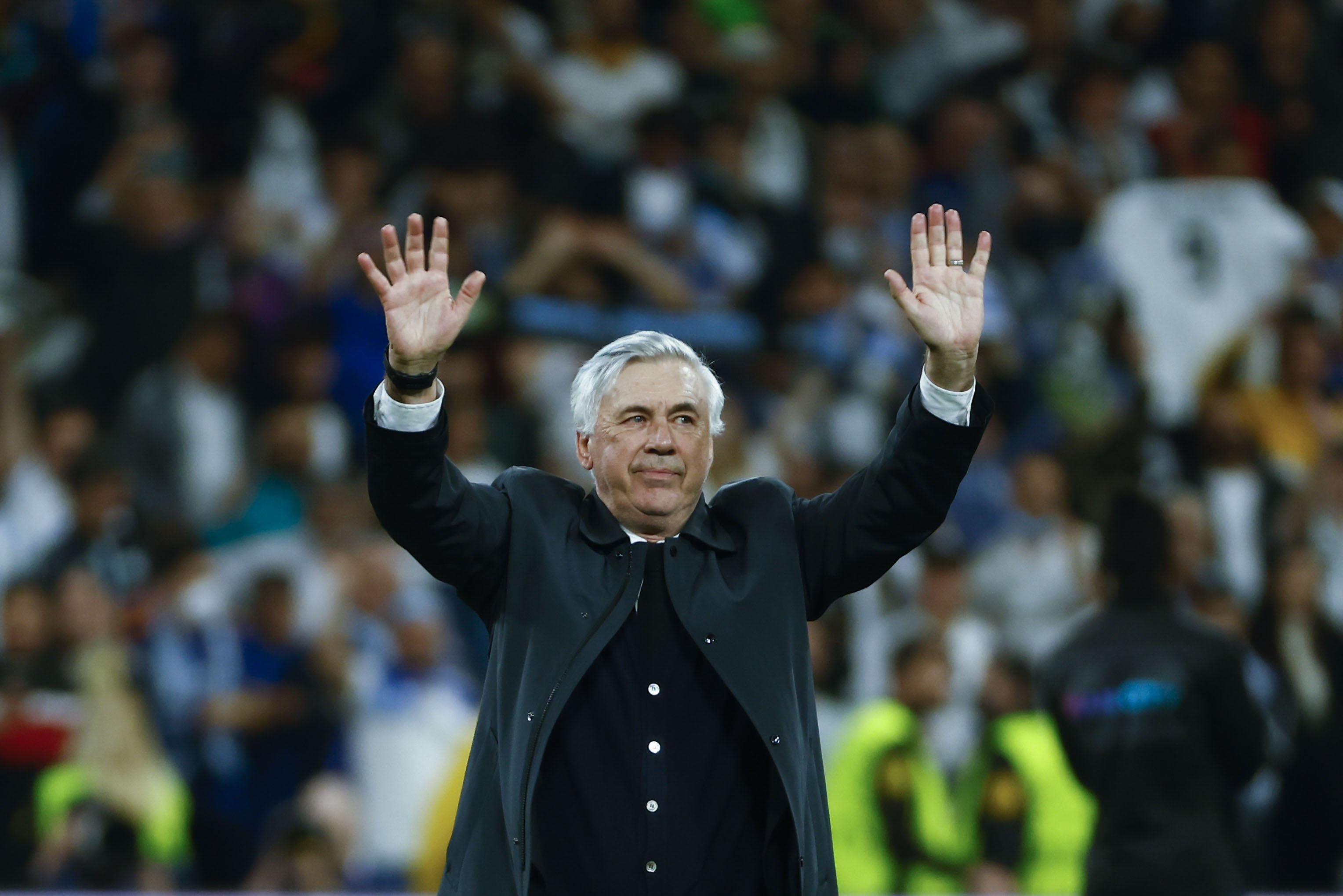 A Ancelotti le cae del cielo un fichaje galáctico para el tridente del Real Madrid, gratis y loco por firmar