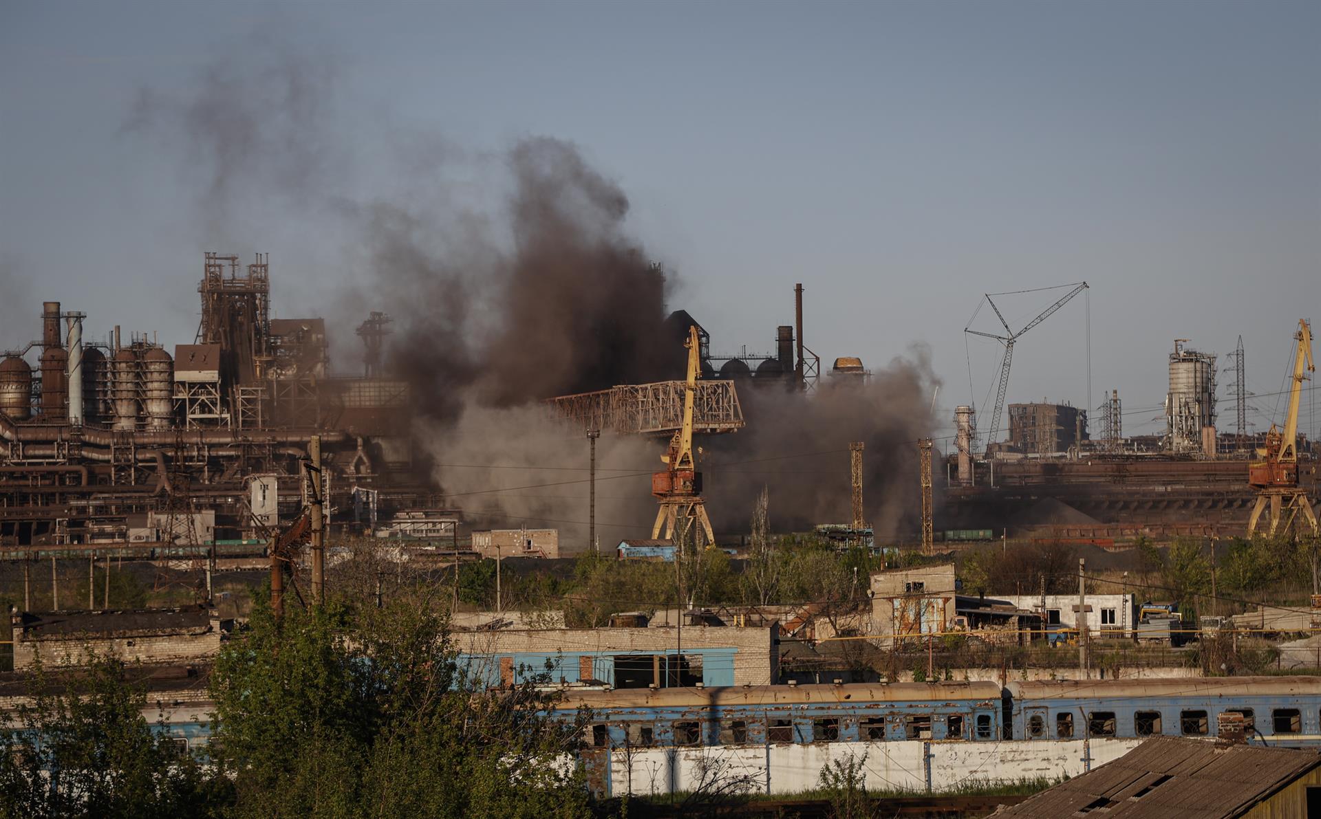 acería mariupol evacuacion humo efe acería mariupol evacuacion humo efe