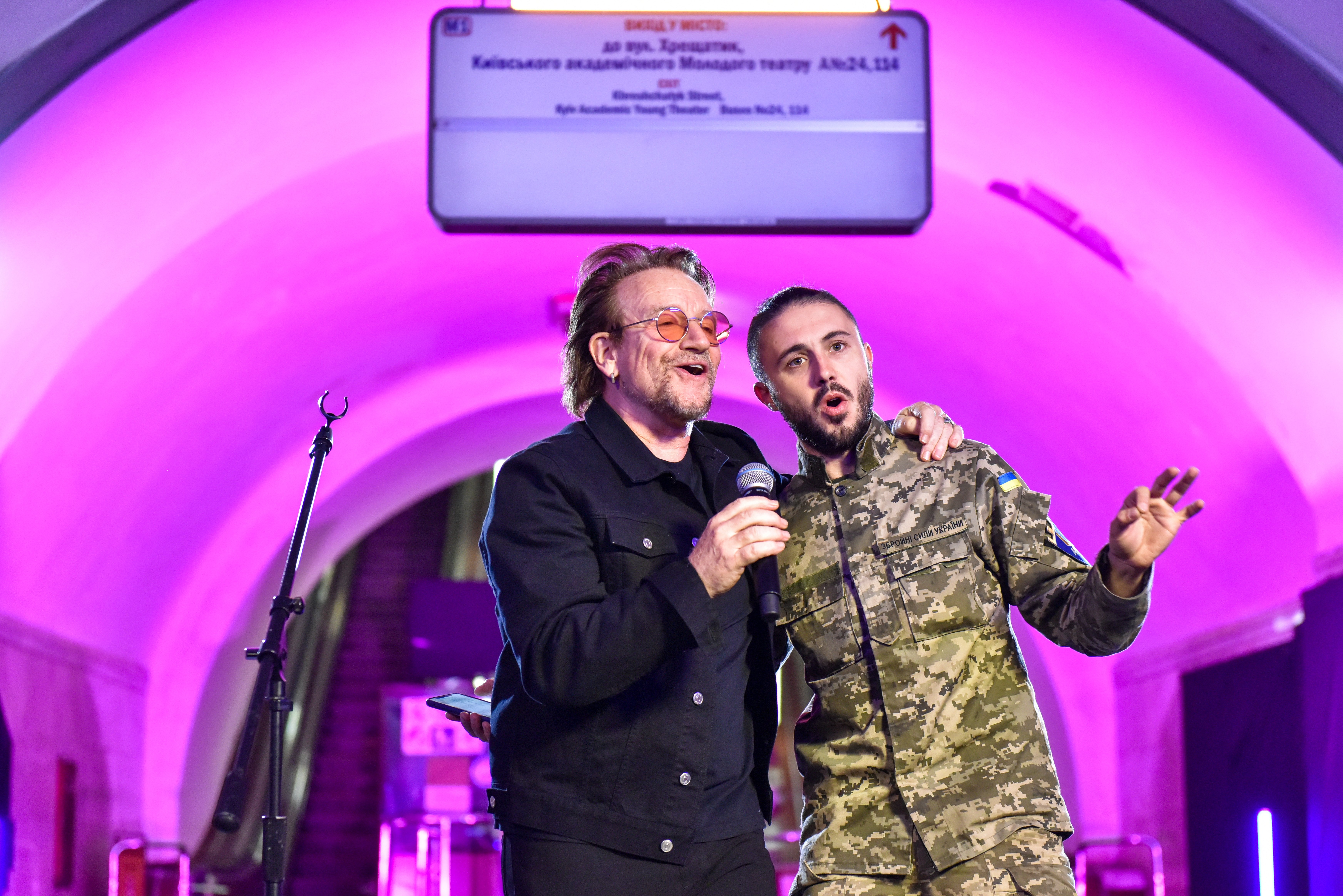 U2 inunda de música el metro de Kyiv con un concierto sorpresa