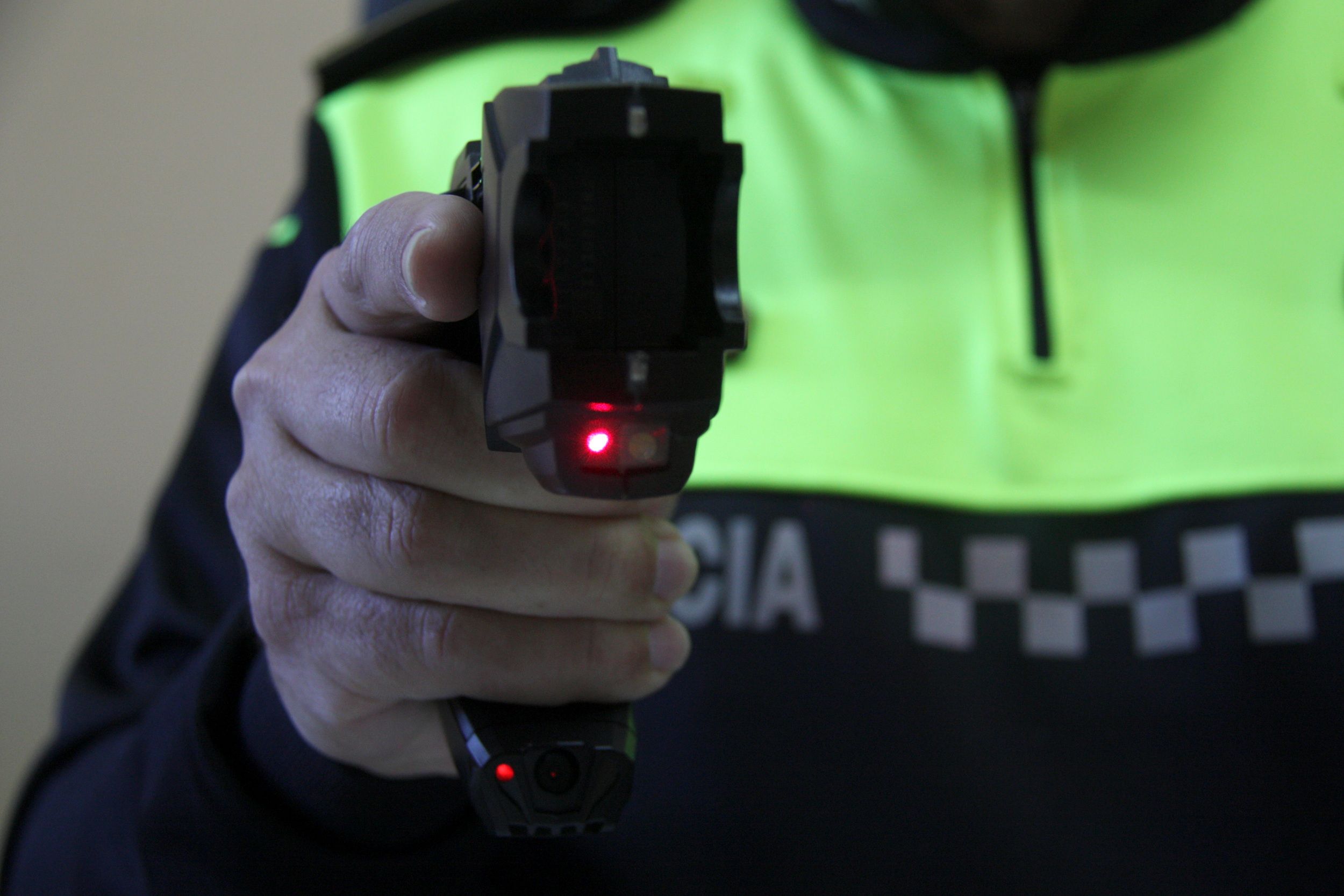 Interior limita l'ús de la Taser a les policies locals als agents millor formats