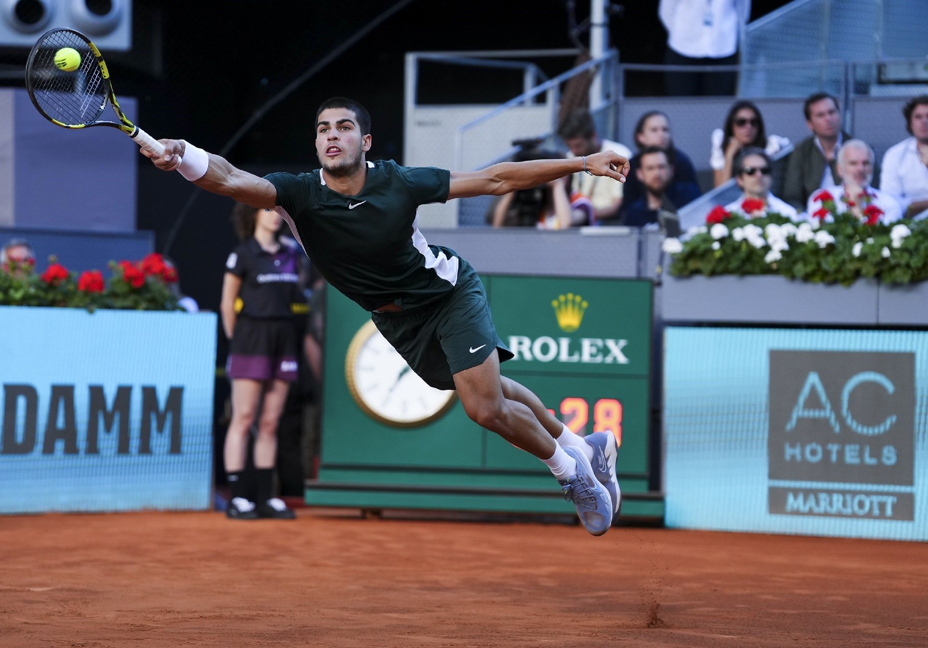 Carlos Alcaraz se exhibe de nuevo en la Caja Mágica y gana el Mutua Madrid Open contra Alexander Zverev