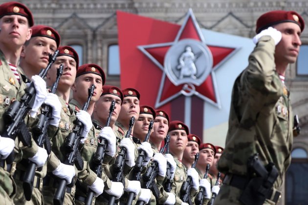 Soldados rusos participan en el ensayo general del desfile militar del Día de la Victoria en la Plaza Roja en Moscú, Rusia - Foto: Maxim Shipenkov / Efe