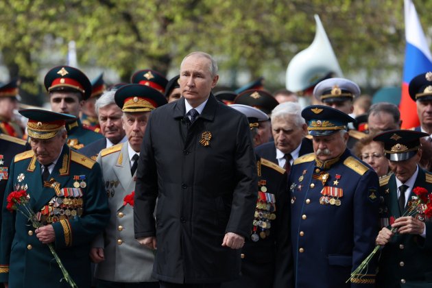 Vladimir Putin, depositar flores Monumento Ciudades Héroes Tumba Soldado Desconocido muro Kremlin Día de la Victoria en Moscú, Rusia - Foto: Anton Novoderezhkin / Efe