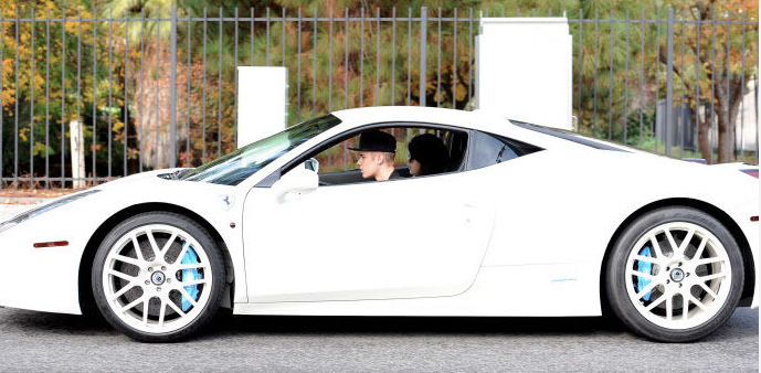 Justin Bieber y su Ferrari Justin Bieber y su Ferrari