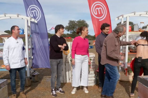 Julia enseña tatuaje a Serrat Masterchef RTVE.es