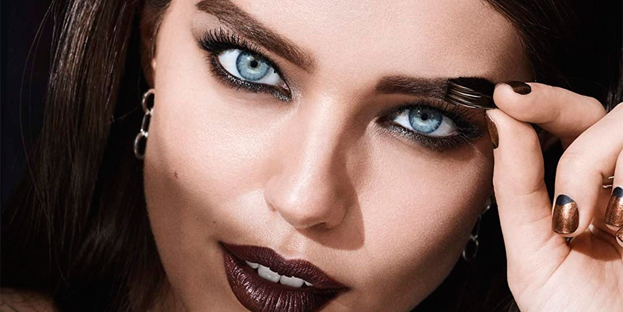 El tinte para cejas top ventas en Amazon es de Maybelline New York y es semipermanente
