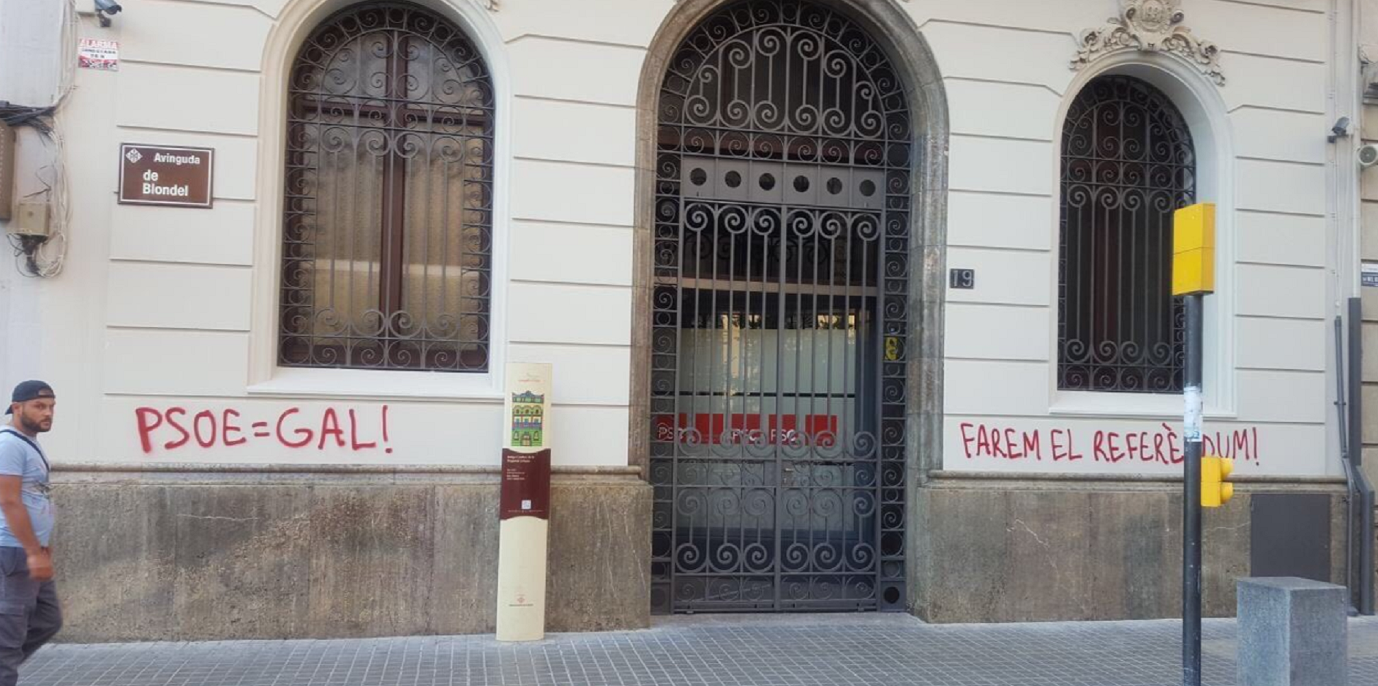 La sede del PSC en Lleida amanece con pintadas a favor del referéndum