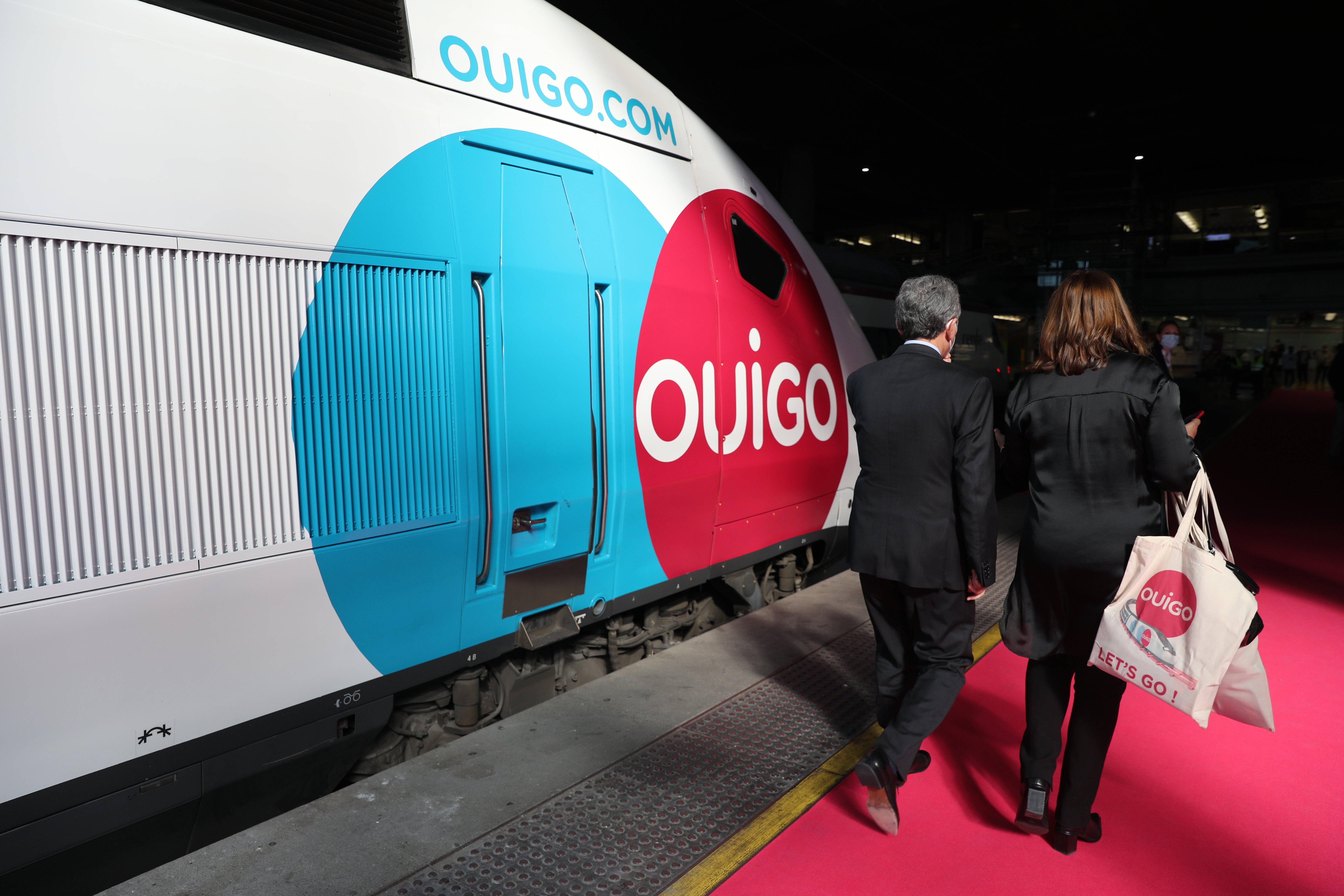 Un miler de passatgers de Ouigo, atrapats dues hores en un túnel: "A les fosques i sense aire"