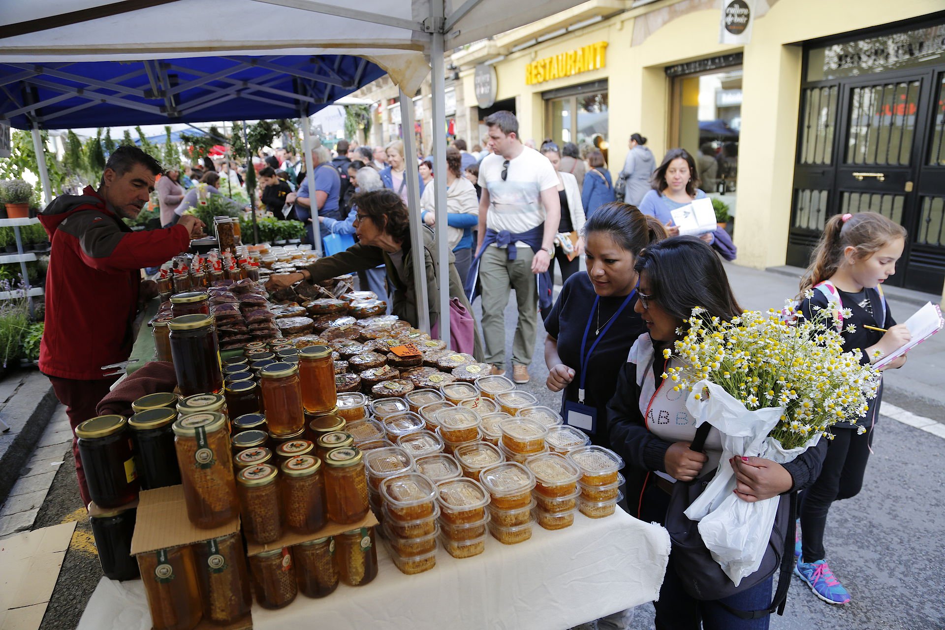 Barcelona celebra Sant Ponç amb la tradicional fira del carrer Hospital
