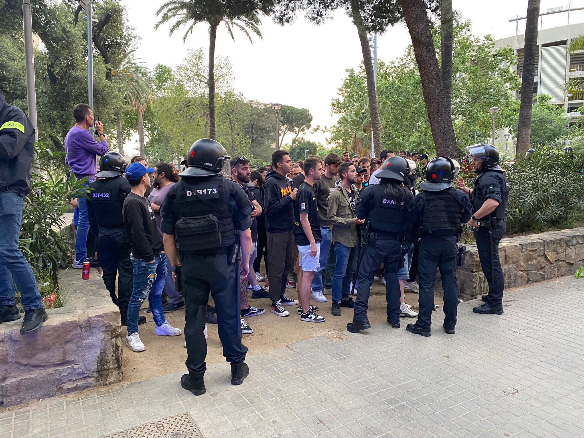 Dispositiu dels Mossos al Camp Nou per detenir Boixos Nois violents