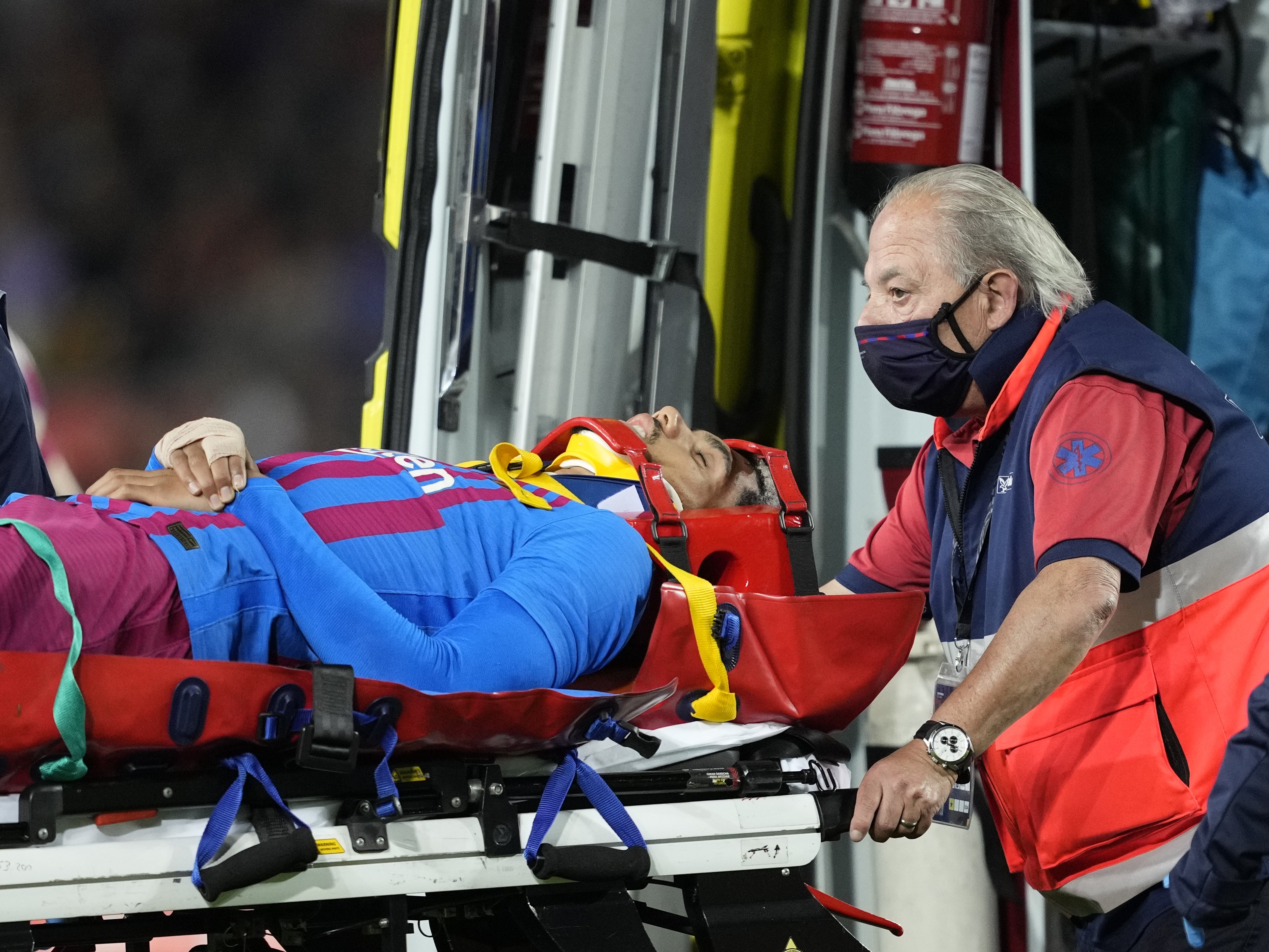 Durísimo susto en el Barça-Celta: Araujo se desploma y lo retiran en ambulancia