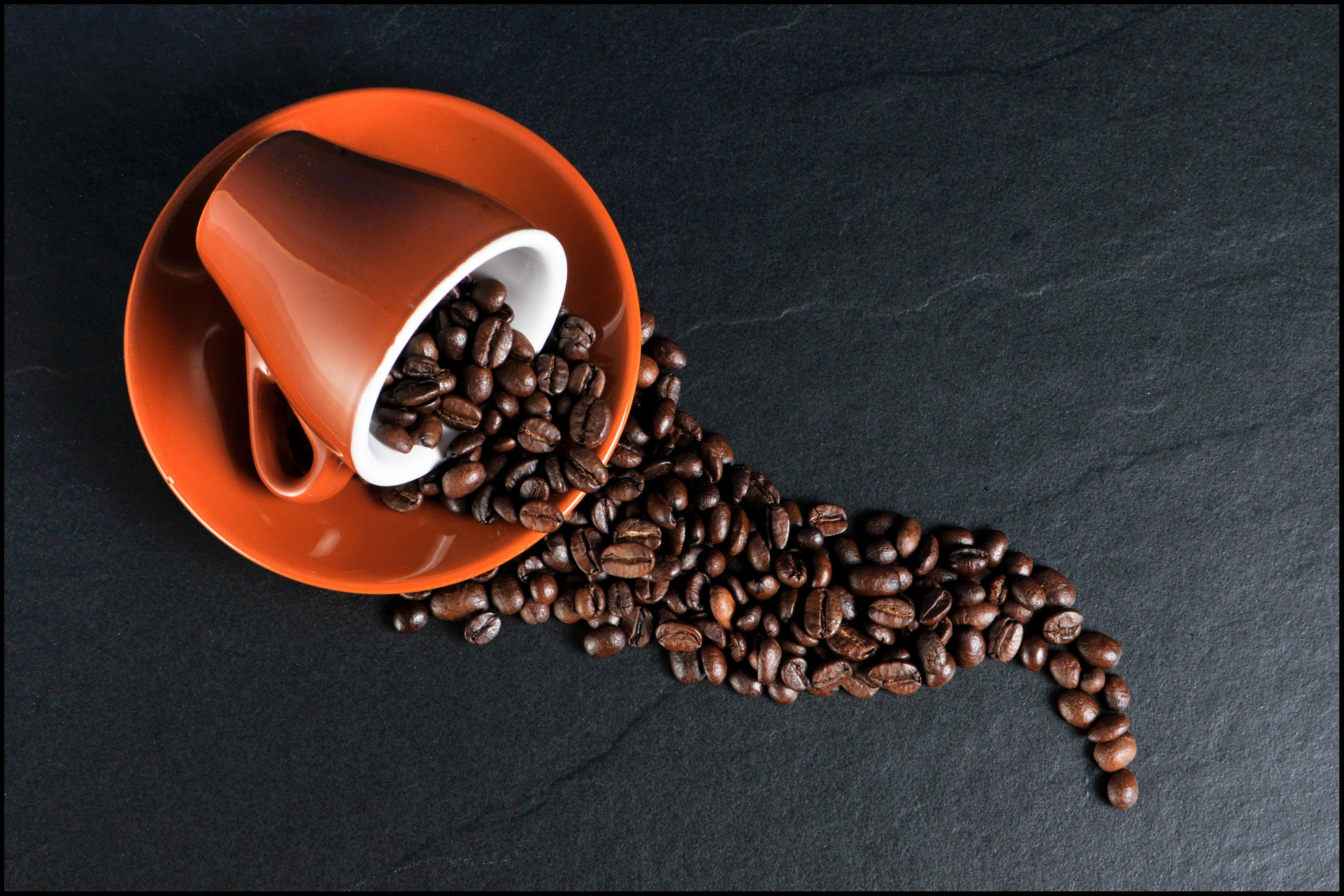Taza con granos de café : Pixabay Taza con granos de café : Pixabay
