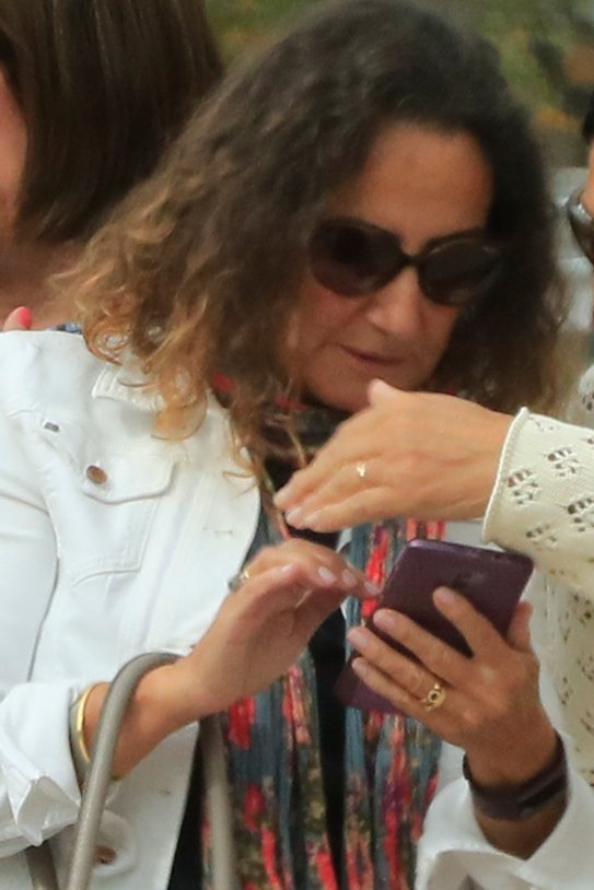 Paloma Rocasolano mira el móvil GTRES Paloma Rocasolano mira el móvil GTRES