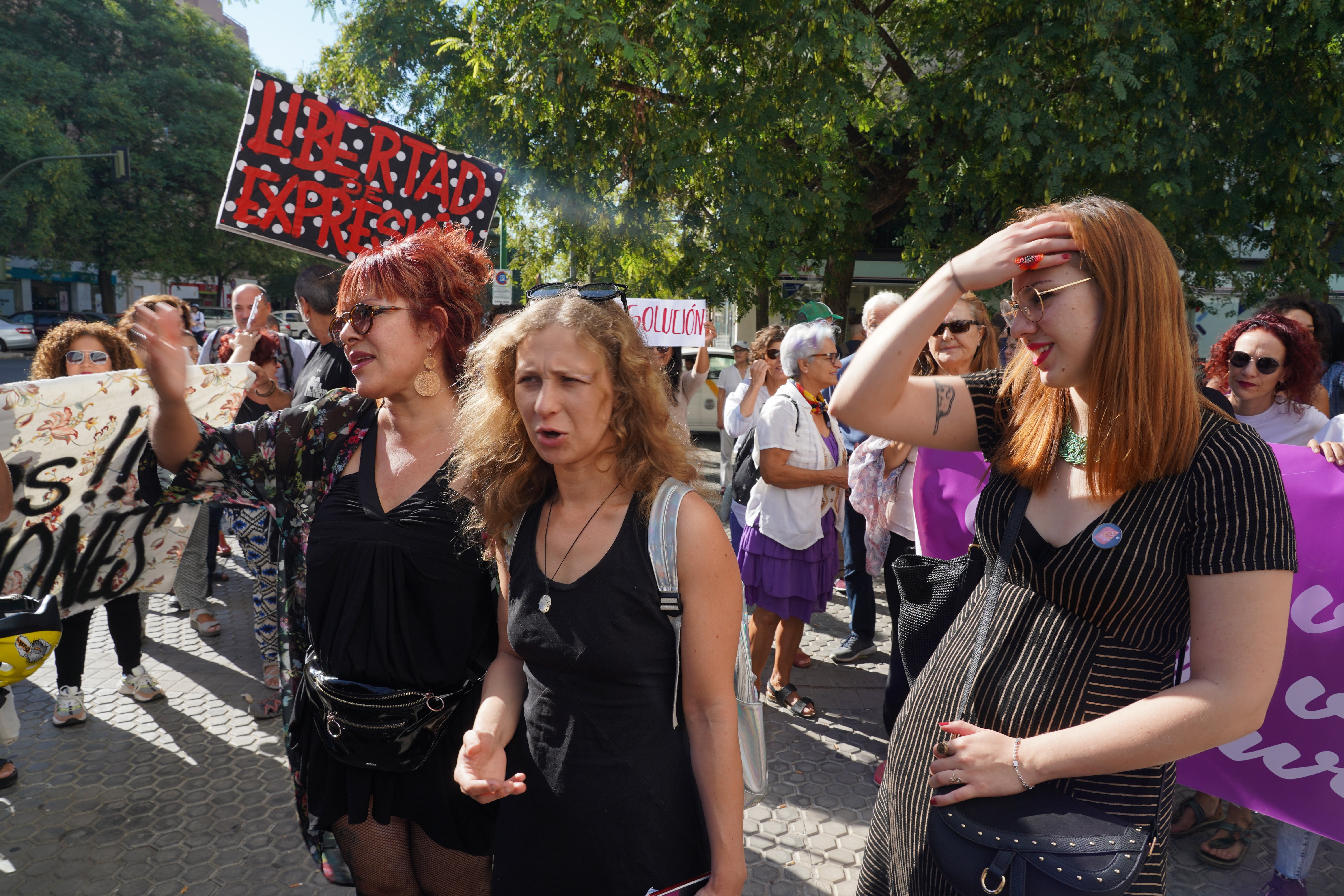 Fugida de pel·lícula: la líder de Pussy Riot marxa de Rússia disfressada de 'rider'