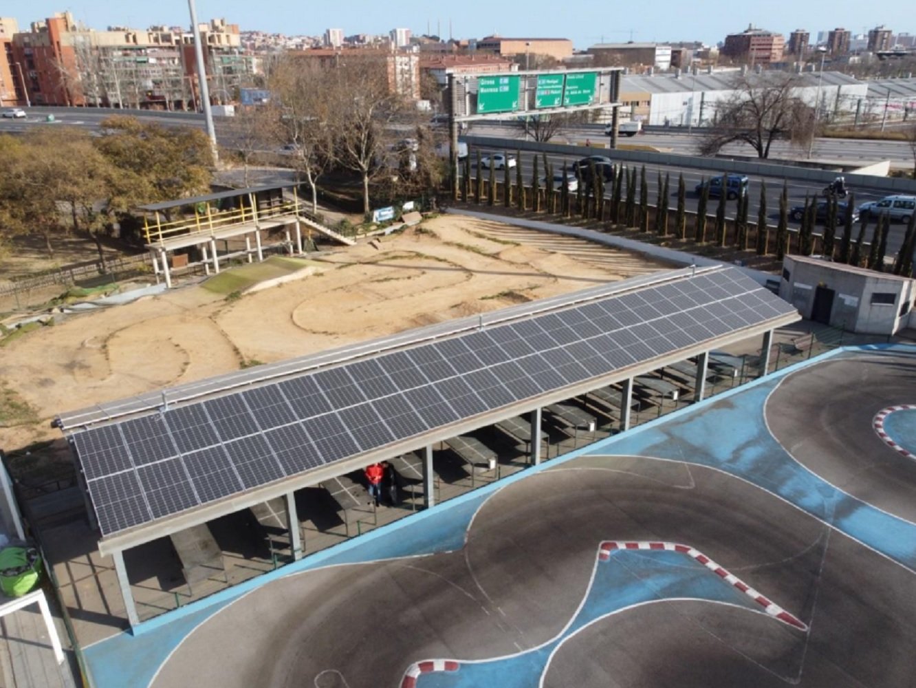 Barcelona ofrecerá la energía de pérgolas fotovoltaicas a ciudadanos y comercios