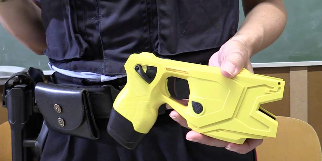 Las Taser de los Mossos, guardadas en un cajón: problemas técnicos ...