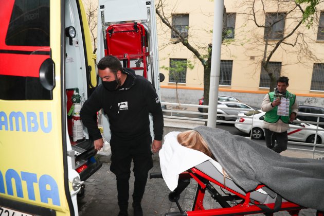 Belén Esteban tapada en ambulancia cono Miguel Marcos GTRES