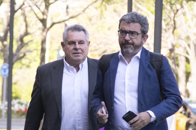 Víctor Terradellas y su abogado, Francesc Sánchez, al ir al juzgado el 11/5/22 para declarar como investigado en el caso Diputación y en el caso Volhov. Foto: Marta Pérez /Efe