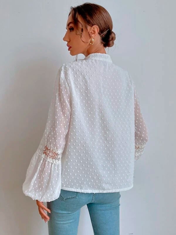 Blusa de lunares de malla con bordado Blusa de lunares de malla con bordado