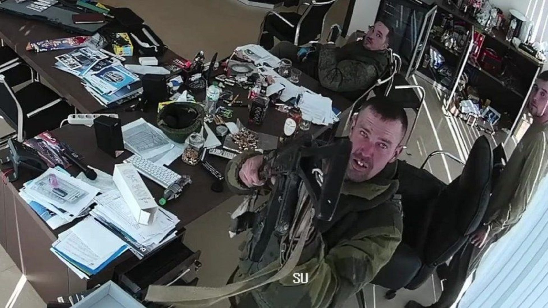 VÍDEO | Pillan a soldados rusos asesinando a civiles y saqueando tiendas en Ucrania | VIDEO