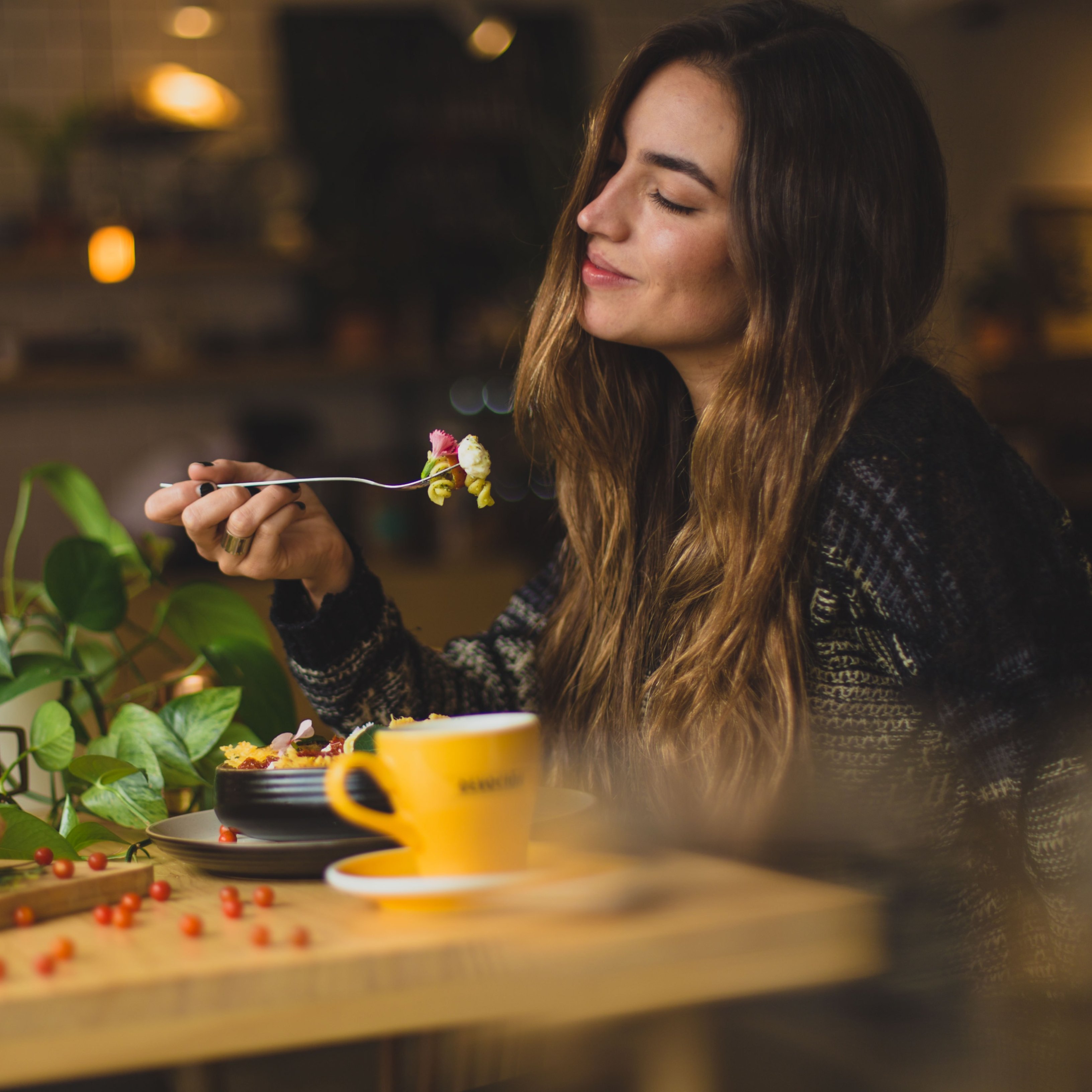 Descubren que elegimos comida más sana cuando estamos ante desconocidos